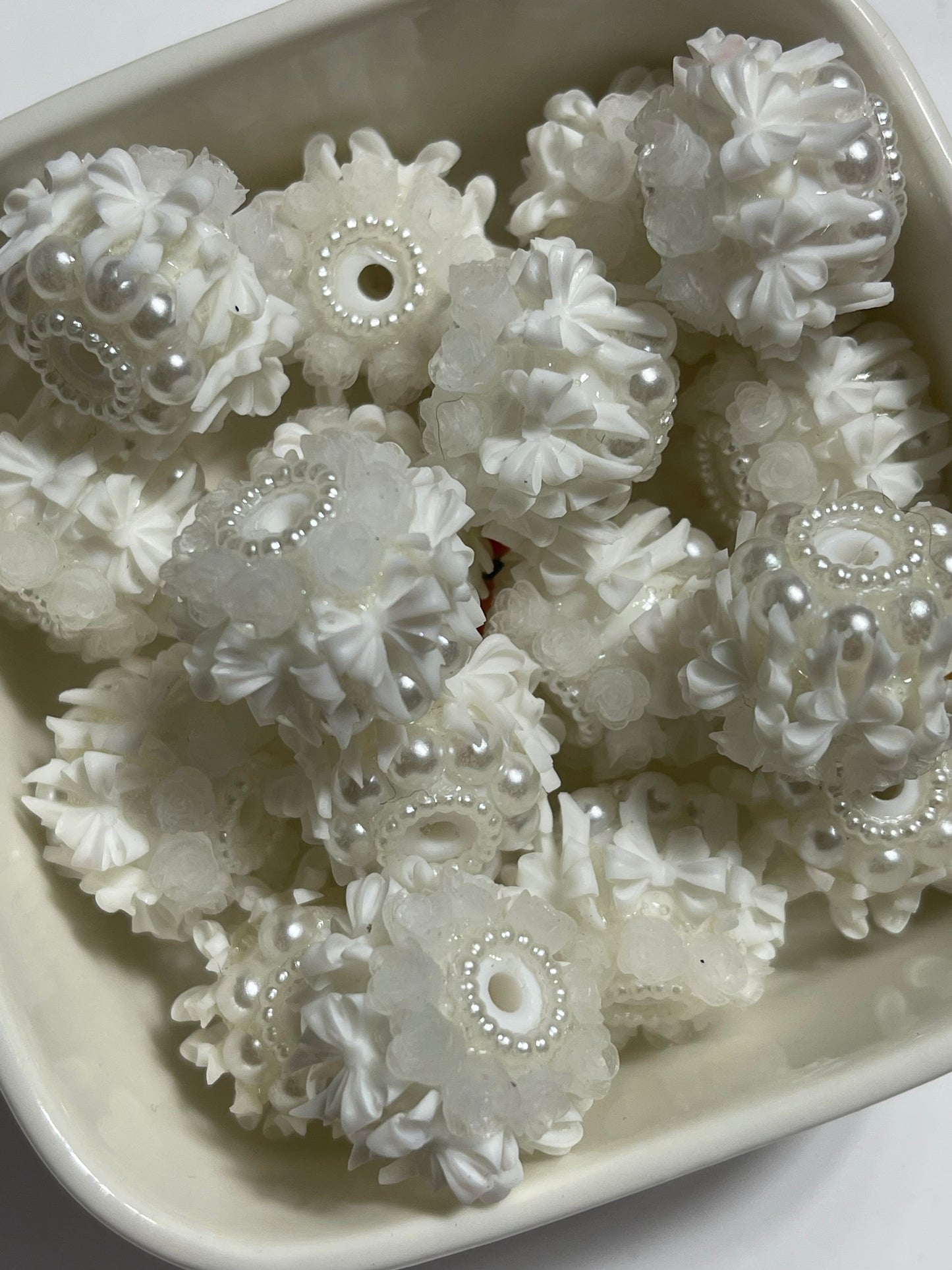 20mm White Bows/Roses Beads