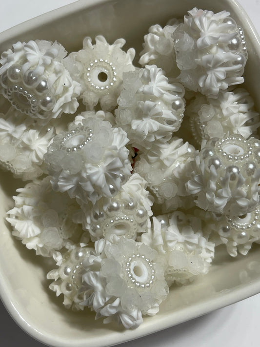 20mm White Bows/Roses Beads